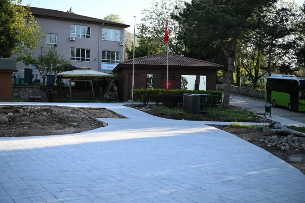 Kartepe'ye modern mahalle meydanları