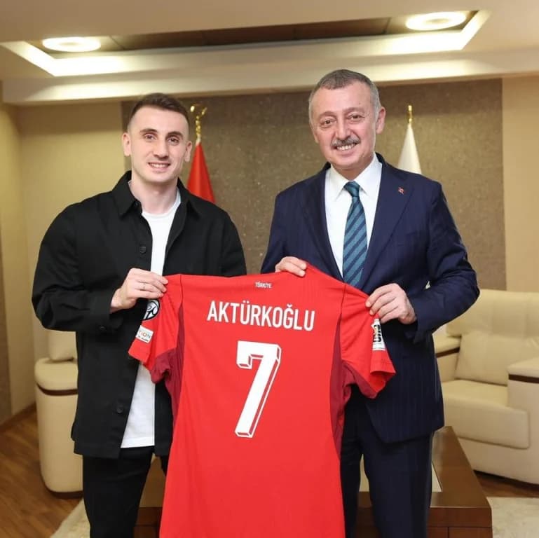 Kerem Aktürkoğlu'ndan Başkan Büyükakın'a Milli Forma