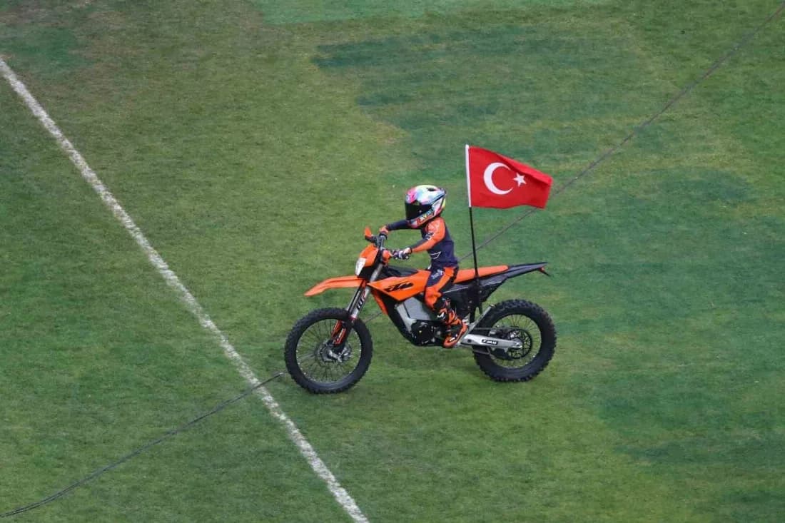 Kocaeli Stadyumu’nda Zayn Sofuoğlu’ndan motosiklet şovu