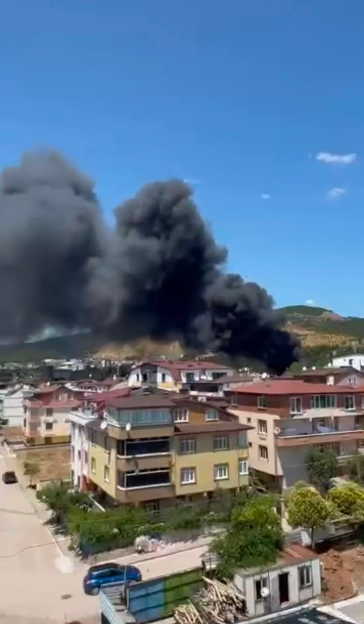 Kocaeli'de iş yerinde çıkan yangına müdahale ediliyor