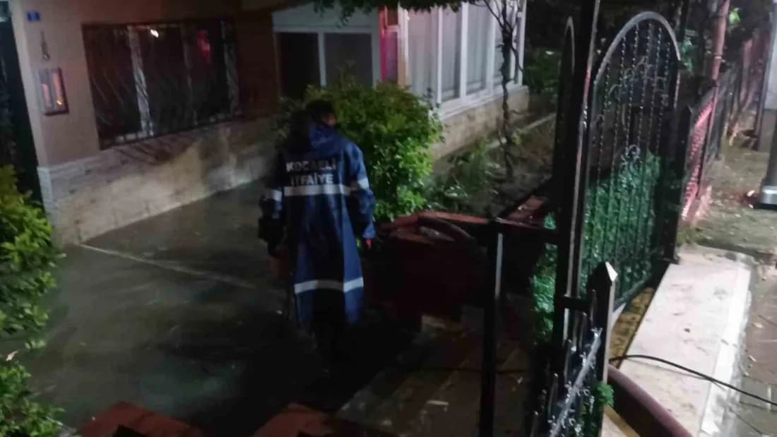 Kocaeli’de sağanak etkili oldu: ev ve iş yerlerini su bastı