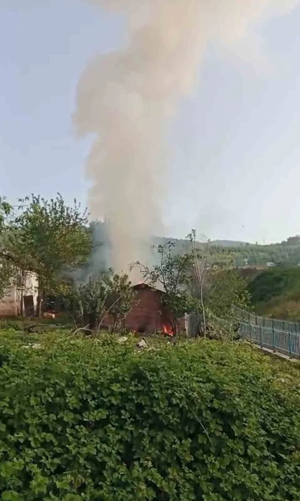 Kocaeli’de tek katlı ev alevlere teslim oldu
