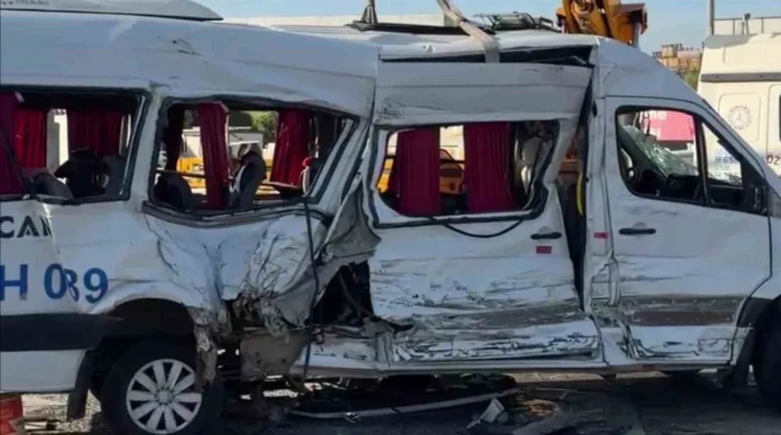 Kocaeli’de tır ile çarpışan servis aracındaki 8 yaralıdan 1’i hayatını kaybetti