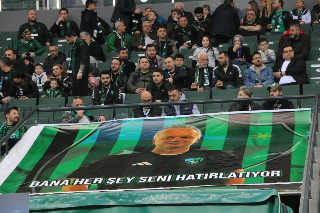 Kocaelispor Taraftarından Cem Özer Anması