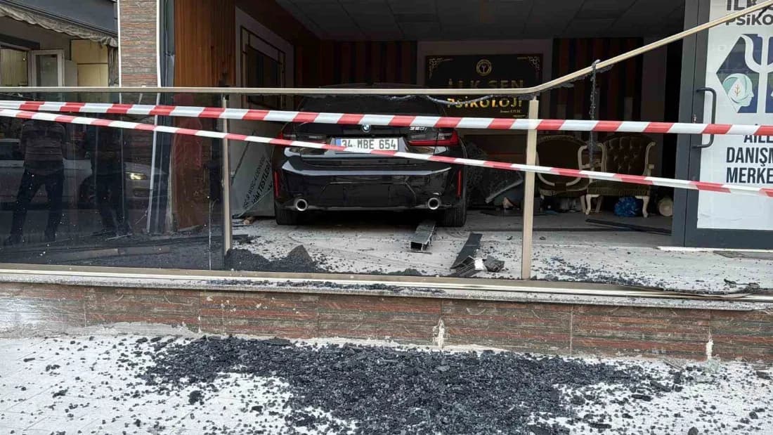 Kontrolden çıkan otomobil, danışmanlık merkezine daldı: O anlar kamerada