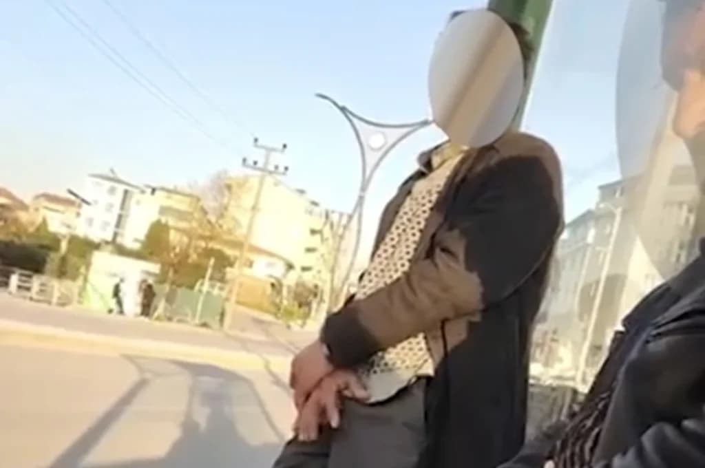 Körfez'de Otobüs Durağında Skandal Hareketler!