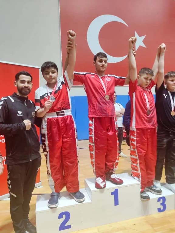 Körfezli minik boksörler Kandıra'dan madalyalarla döndü
