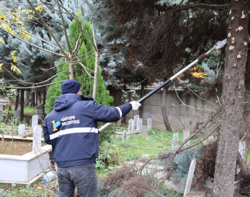 Kartepe'de Mezarlıklara Düzenli Bakım Çalışmaları!