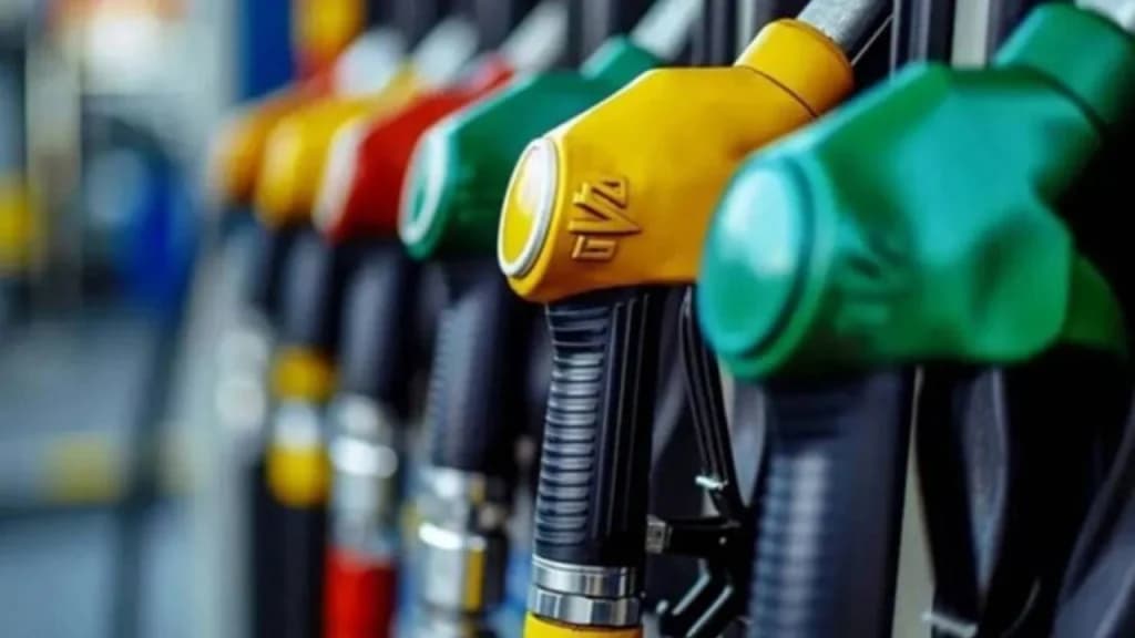 Motorinde Tarihi İndirim Beklentisi: Litrede 15 TL'ye Varan Düşüş!