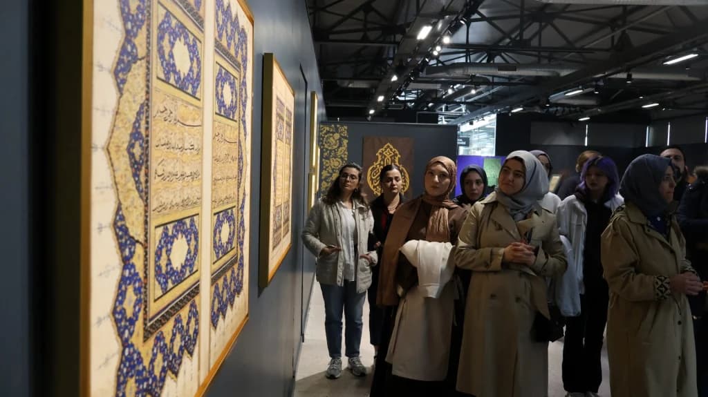 Öğrencilerden Mukaddes Emanetler Sergisine Ziyaret