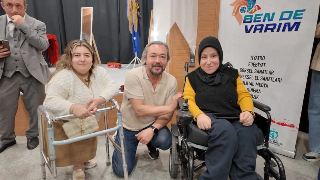 Oyuncu Engin Benli, Kocaeli'deki Engelsiz Yaşam Merkezi'ne hayran kaldı