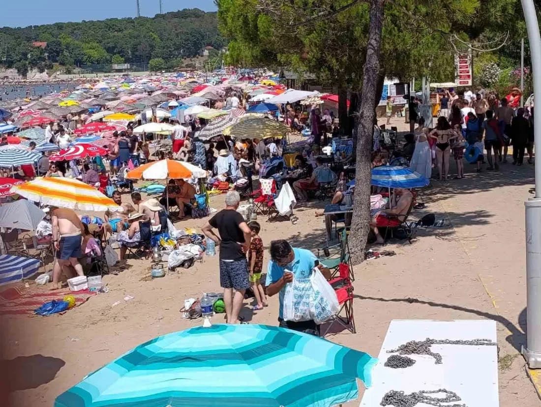 Tatilcilerin akınına uğrayan Kandıra’da 387 ton atık toplandı