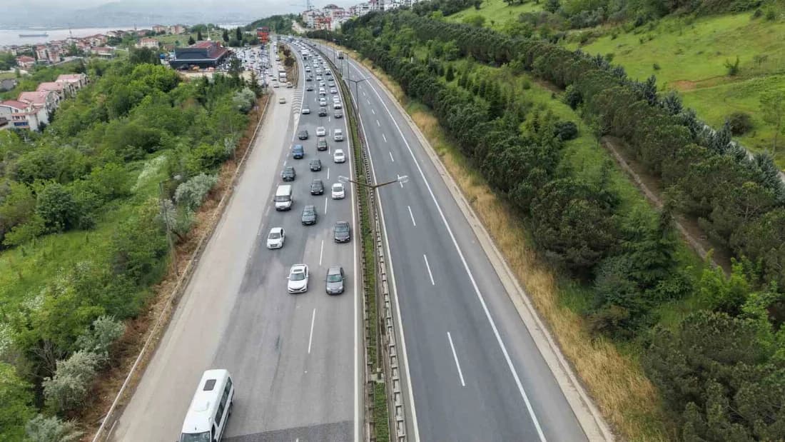 Tatilin ikinci gününde TEM’de trafik yoğun akıcı ilerliyor