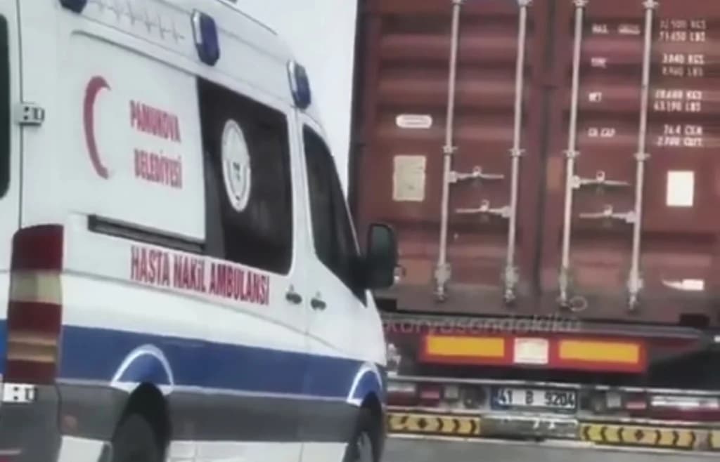 TEM'de Ambulansa Yol Vermeyen TIR Sürücüsüne Tepki!
