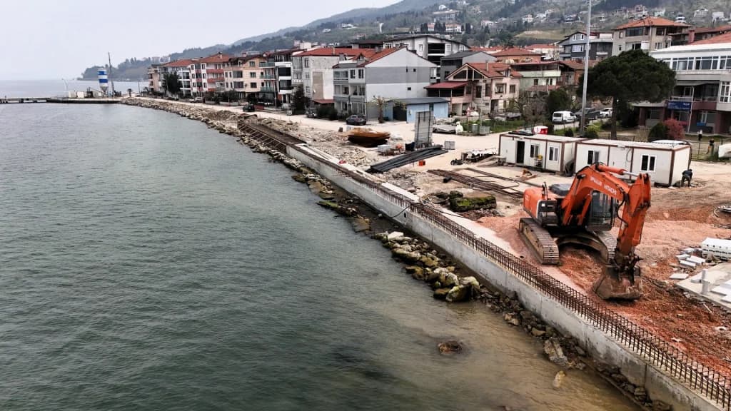 Ulaşlı Sahili Deniz Taşkınlarına Karşı Güçleniyor